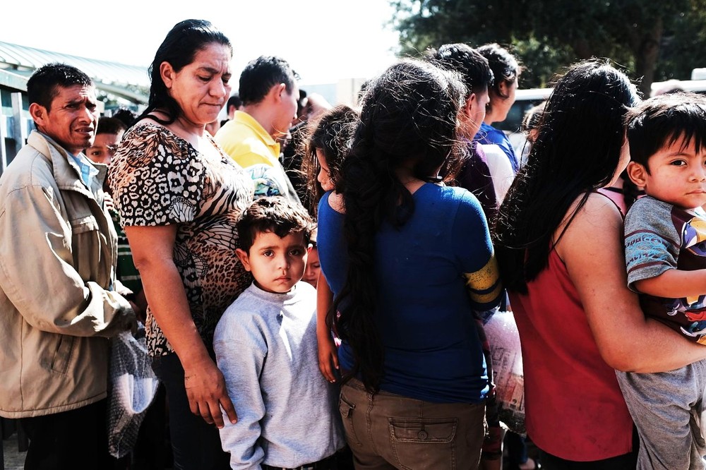 美國特朗普政府官員當地時間11日發佈聲明表示，在美墨邊界遭強行與父母分離的5歲以下移民兒童，只要條件符合，12日凌晨會全數與父母重逢。（圖源：互聯網）
