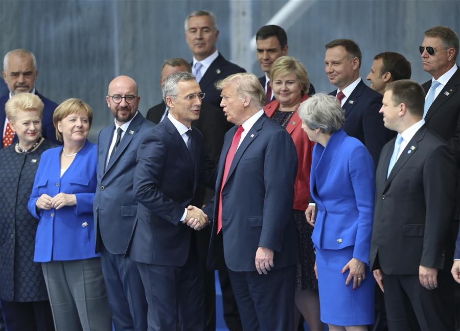 北約秘書長斯托爾滕貝格(中左)與美國總統特朗普(中右)在北約峰會開幕式上握手。（圖源：新華網）