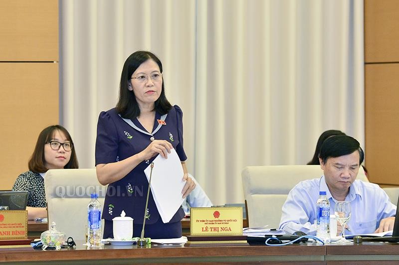 國會司法委員會主任黎氏娥在會議上闡述報告。（圖源：Quochoi.vn）