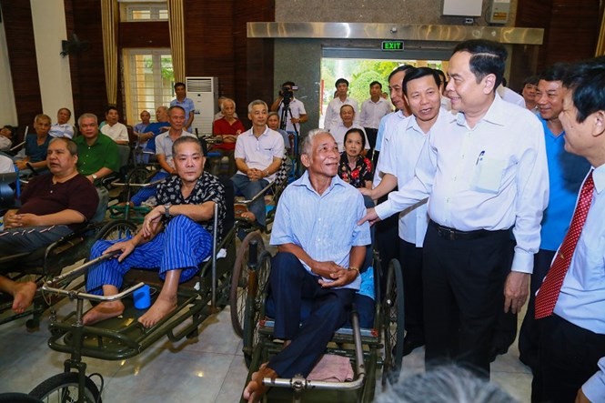 越南祖國陣線中央委員會主席陳清敏看望榮軍及傷病員。（圖源：光榮）