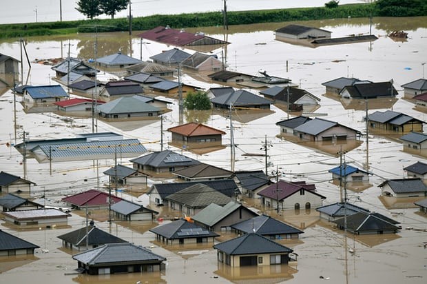 日本民房被洪水淹沒。