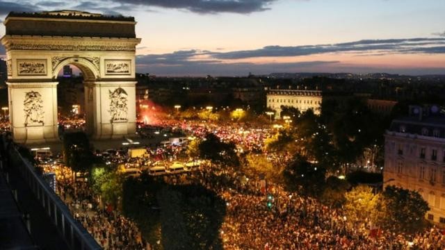 7月10日晚，民眾在巴黎香榭麗舍大街上慶祝法國隊進入世界盃決賽。（圖源：AFP）