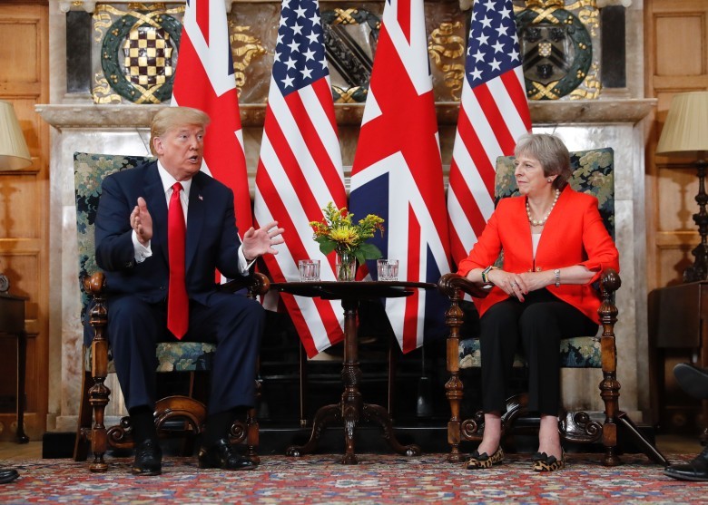 美總統特朗普（左）與英首相特蕾莎‧梅會談。（圖源：AP）