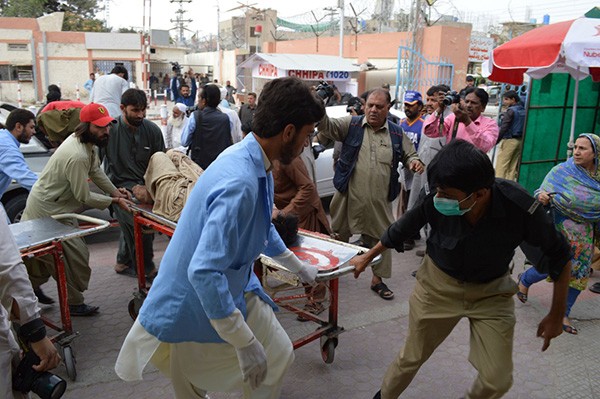7月13日，在巴基斯坦奎達，人們將傷員送往醫院。（圖源：新華網）