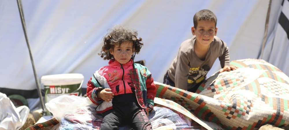 近期敘利亞西南部德拉省衝突不斷升級，逃離戰火的家庭在敘利亞與約旦接壤的邊境地帶支起帳篷。（圖源：聯合國兒基會）