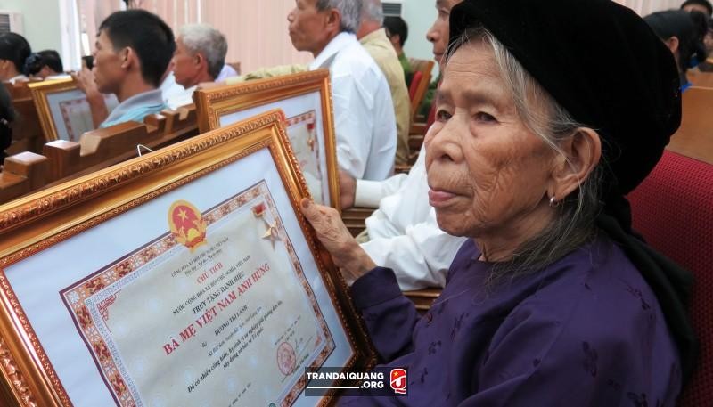 國家主席頒授越南英雄母親稱號與抗戰勳章。（圖源：TRANDAIQUANG.ORG）