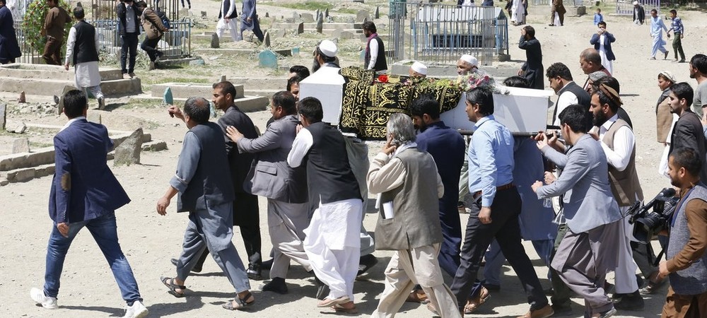 2018年6月在阿富汗喀布爾自殺襲擊中喪生的平民葬禮。（圖源：聯合國）