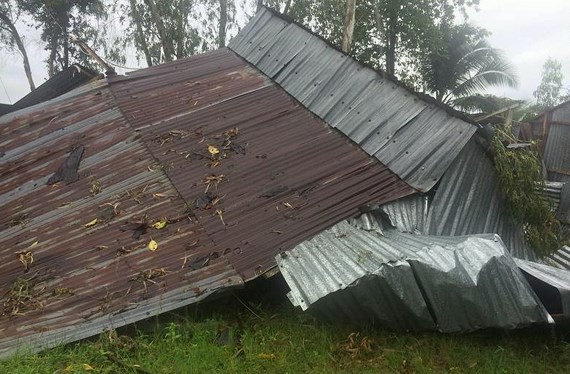 圖為芹苴市泰來縣一鐵皮房遭旋風吹塌的現場一瞥。（圖源：俊光）