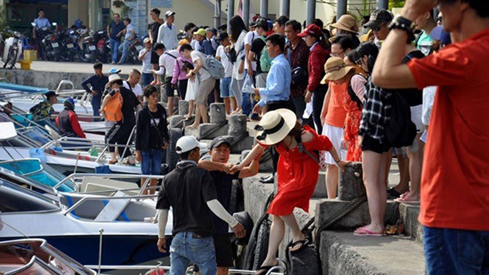 遊客在慶和省芽莊石橋碼頭。