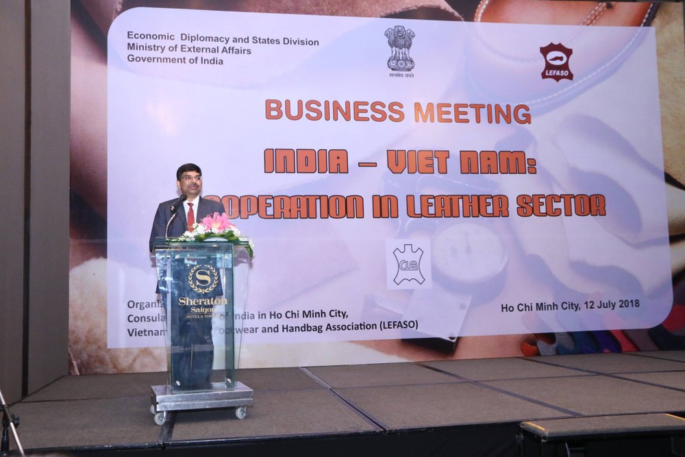 印度駐本市總領事 K. Srikar Reddy在企業交流會議上發言。（圖源：印度駐本市總領事館）
