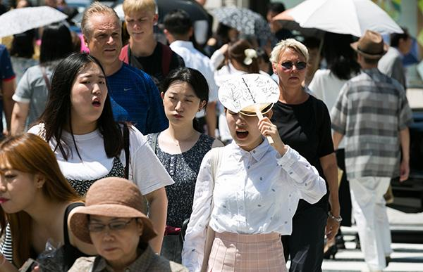 日本民眾在高溫烈日下行走。（圖源：互聯網）