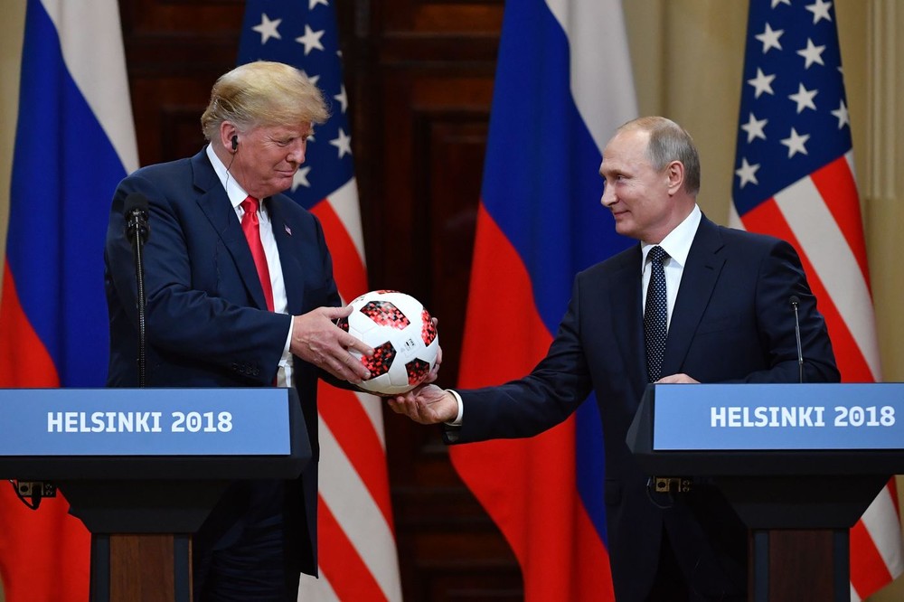 普京向特朗普贈送世界盃官方用球，並祝賀美將是2026年世界盃主辦國。（圖源：AFP）