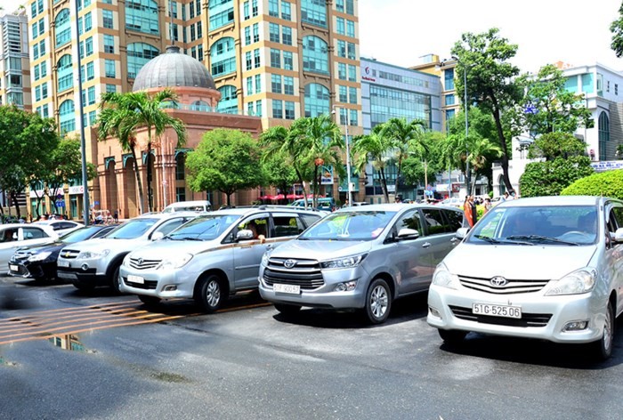 自8月1日起本市開展對暫時在道路上、人行道上停泊的汽車進行收費。（圖源：范強）