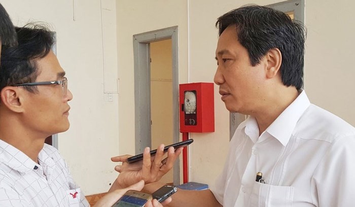 內務部副部長陳英俊答《西貢解放報》記者提問。