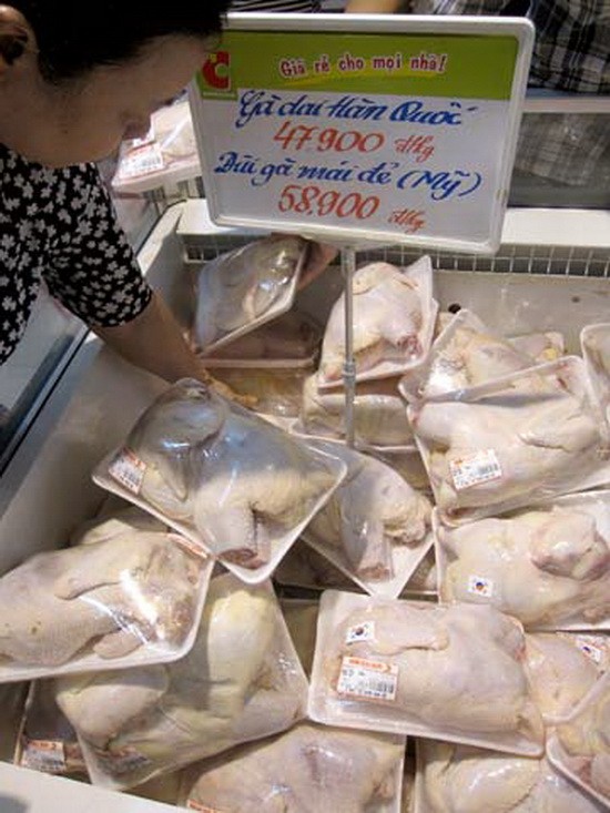 超市裡出售來自韓國的廉價冷凍蛋雞。（圖源：互聯網）