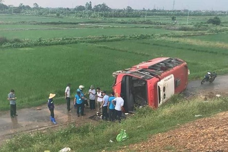 在現場，側翻客車嚴重損壞，前後玻璃鏡破碎，幸好沒造成人命傷亡。