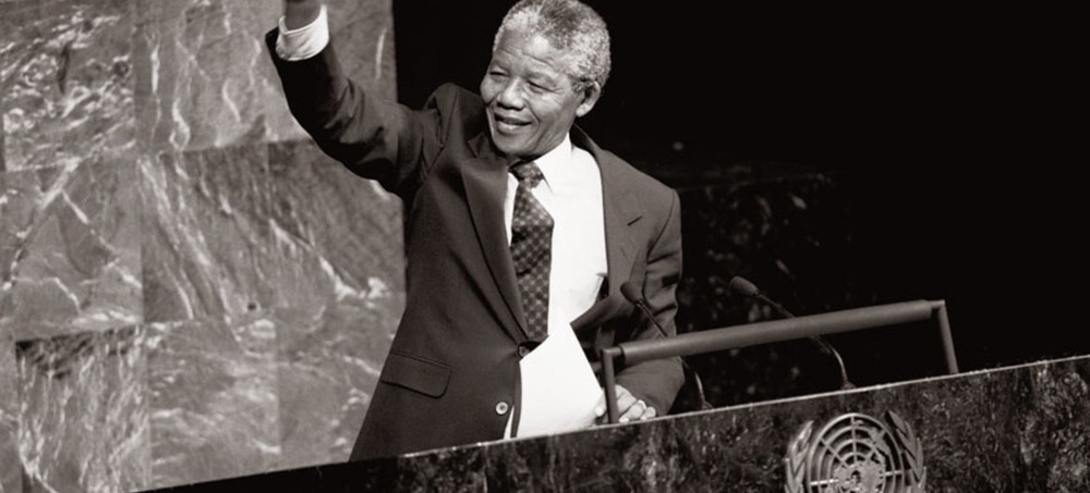 曼德拉作為當時的南非非洲人國民大會副主席，在大會堂向反對種族隔離特別委員會發表講話時舉起拳頭。（圖源：聯合國）