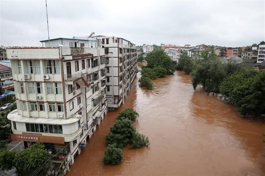 中國四川省內江市東興區田家鎮的小青龍河水位上漲，河邊部分民房被淹。（圖源：新華網）