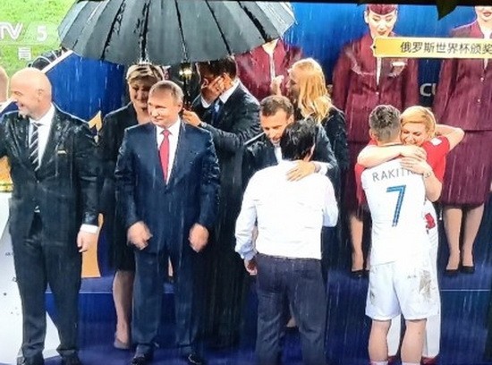 克羅地亞總統基塔羅維奇（右）擁抱每一名克羅地亞球員。