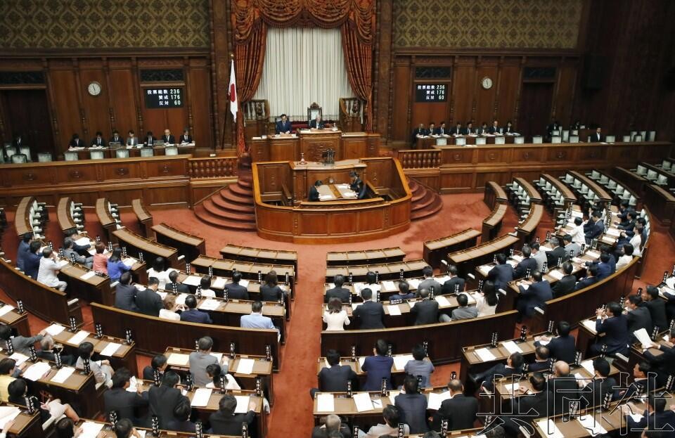日本參院18日正式通過《健康促進法》，該法對國民吸煙行為作出嚴格限制。（圖源：共同社）