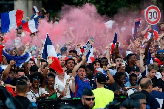 法國群眾上街慶祝奪得世足盃冠軍。