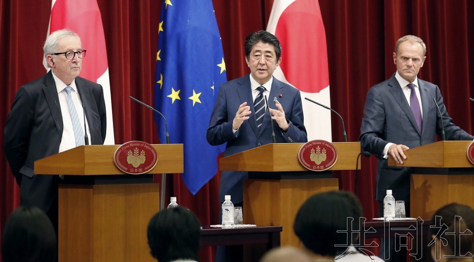 歐洲理事會主席、日本首相和歐盟委員會主席(從左至右)舉行會談。（圖源：共同社）