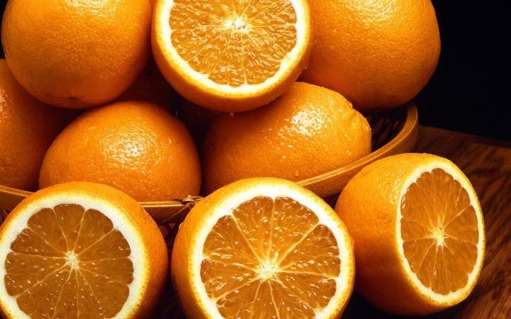 研究表明，經常吃橙子的人可降低患老年性黃斑變性的風險。老年性黃斑變性又稱年齡相關性黃斑變性，是由黃斑區結構的衰老性改變導致的眼底病變，患病率隨年齡增長而升高，是當前導致老年人失明的主要原因之一。這種眼疾在50歲以後更有可能發生，目前還沒有治療這種疾病的辦法。