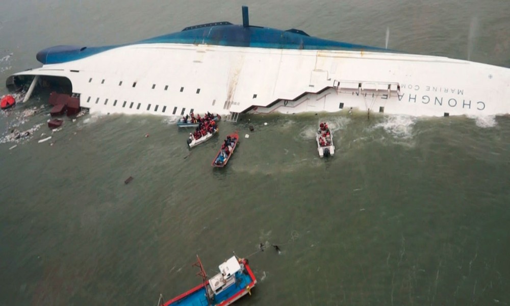 圖為 2014年4月，韓國“世越”號沉沒，船上476人中，304罹難。（圖源：路透社）