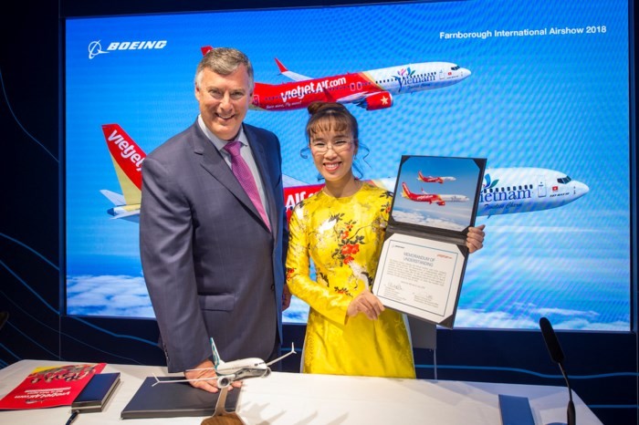 越捷航空公司總經理阮氏芳草（右）與美國波音公司簽署價值達127億美元的合作合同。