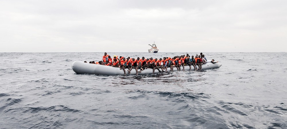 搭乘橡皮艇從利比亞海岸出發橫渡地中海的移民和尋求庇護者。（圖源：互聯網）