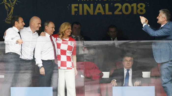 俄羅斯、法國與克羅地亞三國總統與國足聯主席在看台上合影。