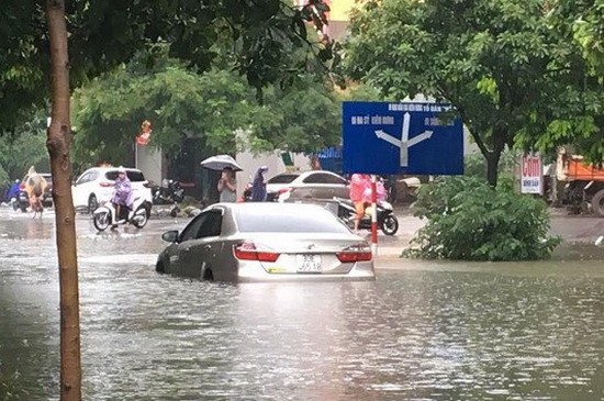 強降雨致河內市多條街道一片汪洋，交通受阻。（圖源：黎皇）