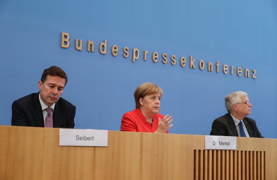 德國總理默克爾（中）當地時間20日在柏林出席每年一度的夏季記者會。（圖源：新華網）