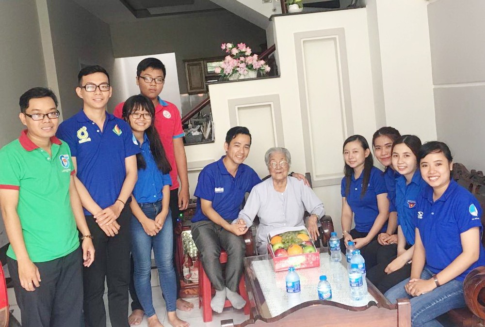 第六郡青年慰問越南英雄母親黎氏映。