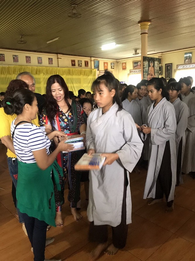 華人女企業家鄭慶芳和陳美珍發起與組團到林同省法華寺，看望並贈送禮物給當地的孤寡長者和孤兒。