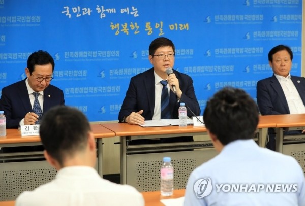 7月22日，在韓國公民團體“民族和解合作泛國民協議會”辦公室，民和協常任議長金弘傑（左二）向媒體記者介紹訪朝結果。左一為共同民主黨議員金漢正。（圖源：韓聯社）