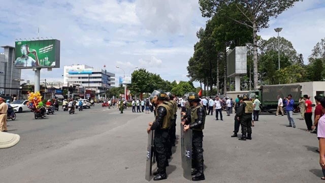 同奈省警察部隊於6月10日在邊和市街頭巡邏戒備，防止過激分子聚眾攪亂社會秩序。（圖源：越通社）