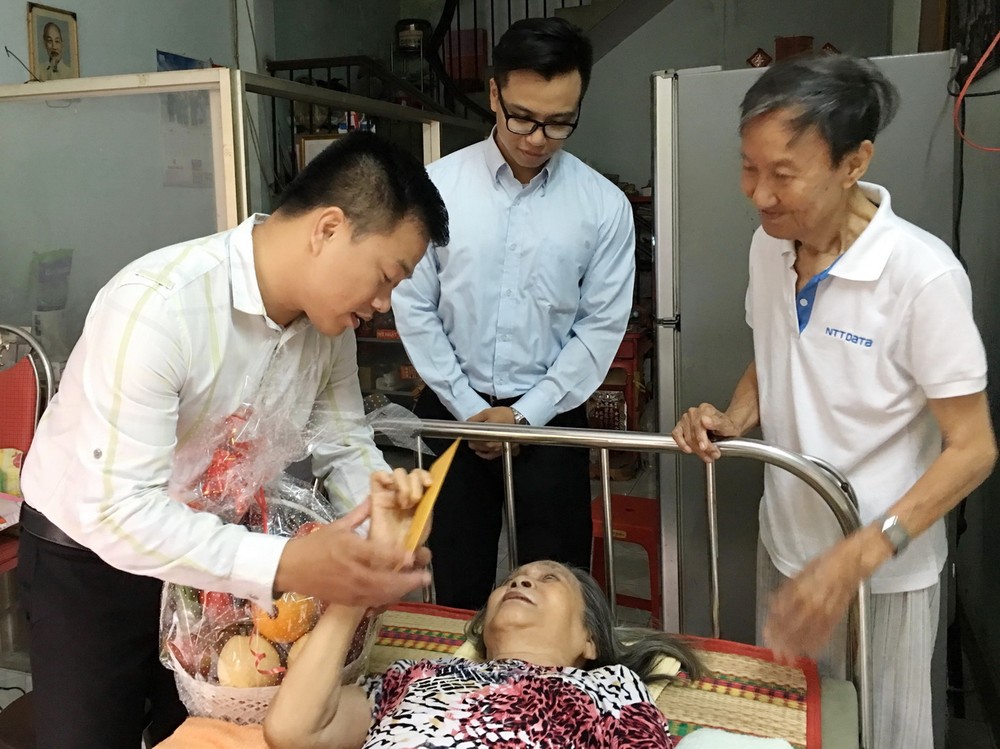 萬盛發集團代表麒麟慰問臥病在床的華人老幹部劉桂大娘。