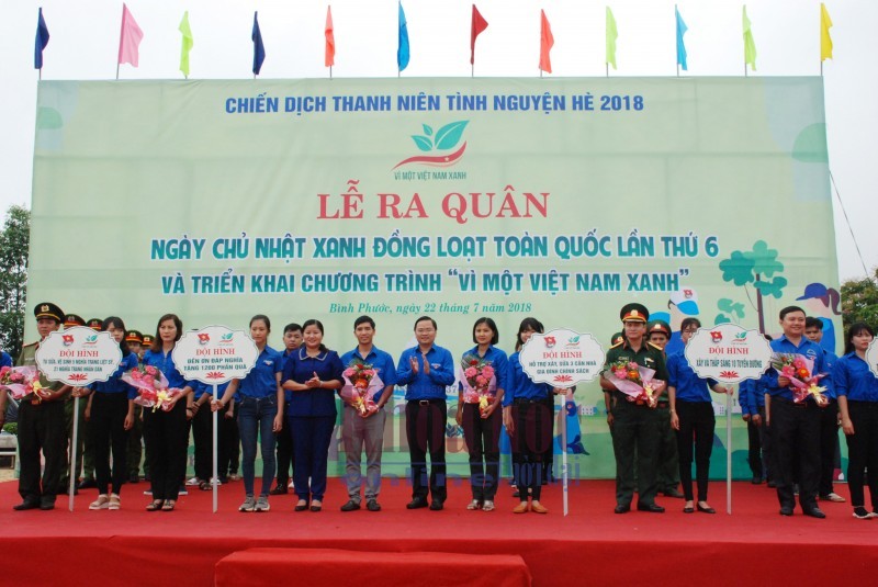 共青團平福省省委舉行的“綠色星期天”活動與2018-2022年階段“為一個綠色的越南”活動出發儀式一瞥。（圖源：平福報）