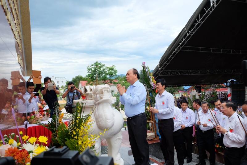 阮春福總理在廣南省上香緬懷烈士。（圖源：秋紅）
