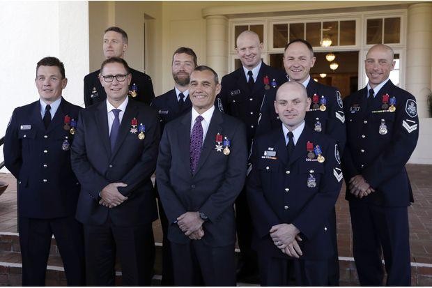 榮獲“英勇勳章”的9名參與清萊洞穴救援的澳大利亞隊員合影留念。（圖源：AP）