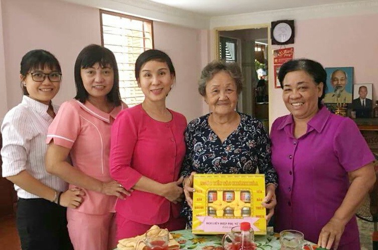 第五郡婦女會昨(24)日組團前往探望各位越南英雄母親，並送上誠摯的問候及禮物。