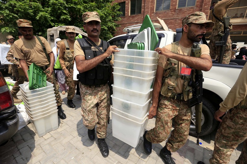 巴基斯坦大選前夕投票箱在士兵護送下運抵投票站。（圖源：互聯網）
