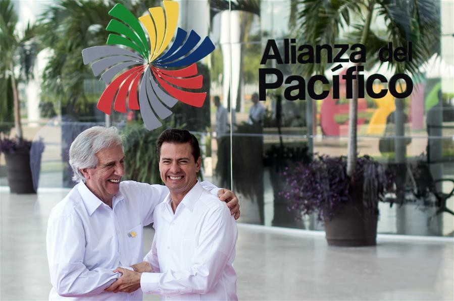 7月24日，太平洋聯盟輪值主席國墨西哥總統培尼亞（右）和南共市輪值主席國烏拉圭總統塔瓦雷·巴斯克斯在第13屆太平洋聯盟峰會上合影。（圖源：新華網）