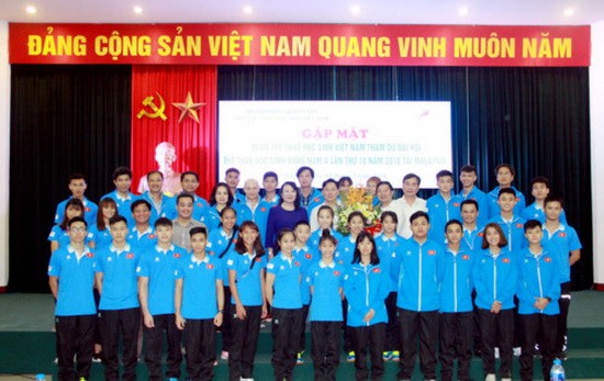 越南學生體育代表團合影留念。