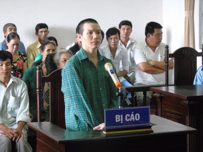 被告陳黃泰站在被告席上答法官問案。（圖源：T.Ly）