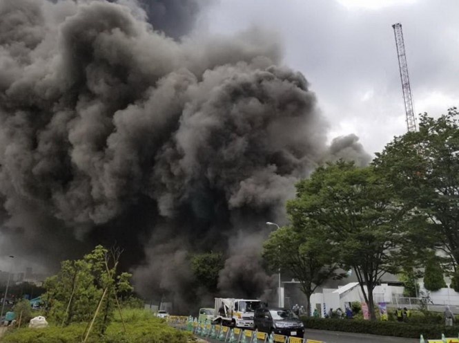 日本東京都多摩市一棟正在建造中的樓層發生火災，現場濃煙衝天。（圖源：互聯網）