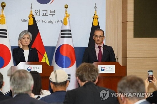7月26日，在首爾外交部大樓，韓國外長康京和（左）同德國外長馬斯在舉行第一次韓德外長戰略對話後共同會見記者。（圖源：韓聯社）