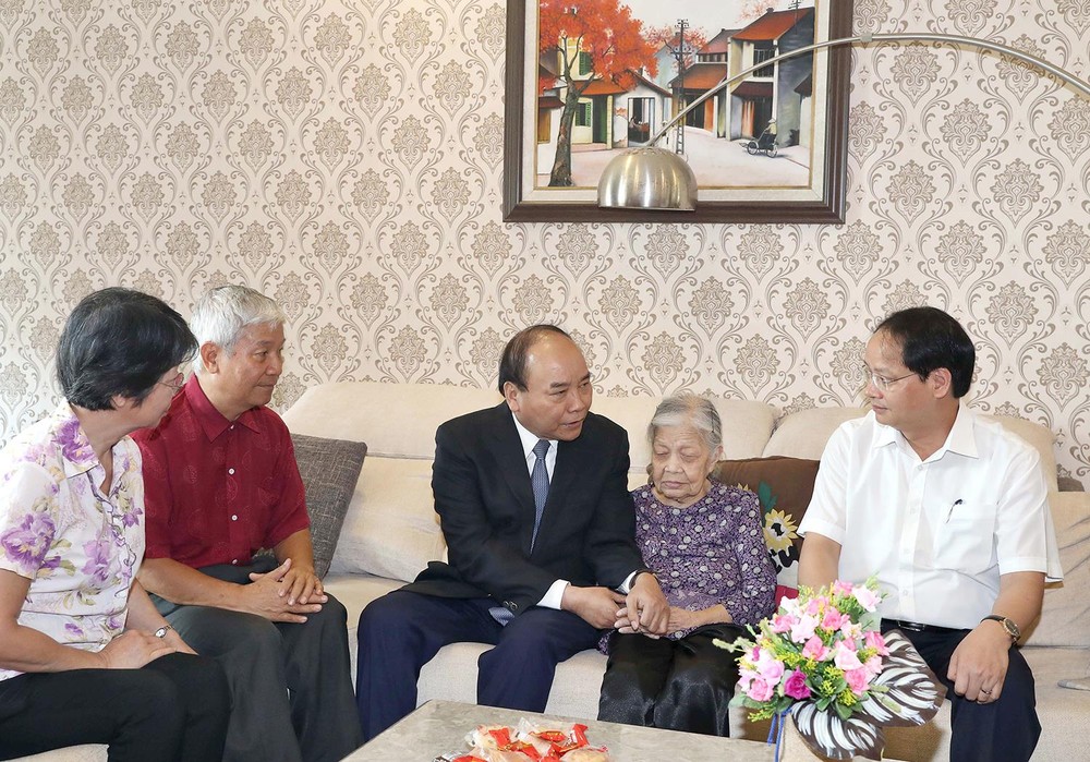 政府總理阮春福親往看望、慰問並祝願現年98歲的烈士母親武氏閒老大娘。（圖源：光孝）