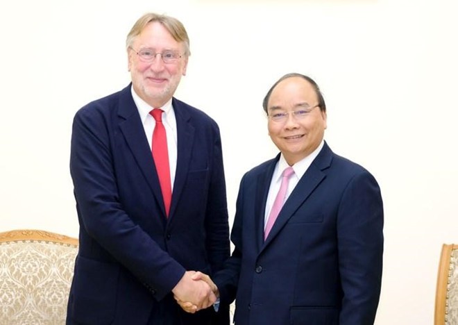 政府總理阮春福（右）接見歐洲議會國際貿易委員會主席、歐盟議員朗格。（圖源：光孝）